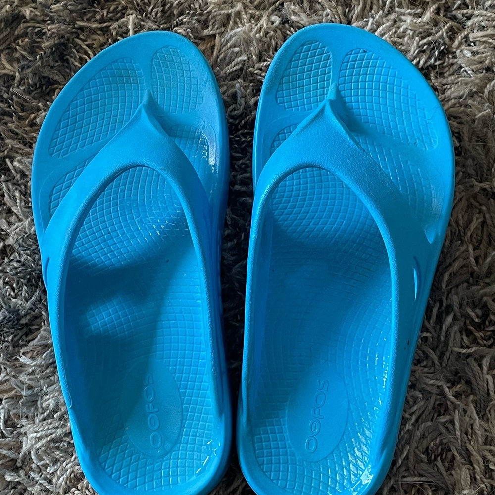 Oofos sandals size 7